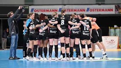 Die Spielerinnen von Bayer Leverkusen vor einem Spiel in der Handball-Bundesliga.