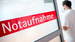 Ein Krankenhausbett steht auf einem Flur. | Bildquelle: WDR / mauritius images Ein Krankenhausbett steht auf einem Flur.