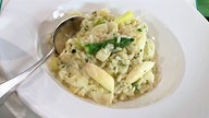 Spargelrisotto auf einem Teller angerichtet