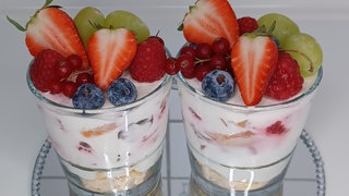 Fruchtiges Schichtdessert in zwei Gläsern